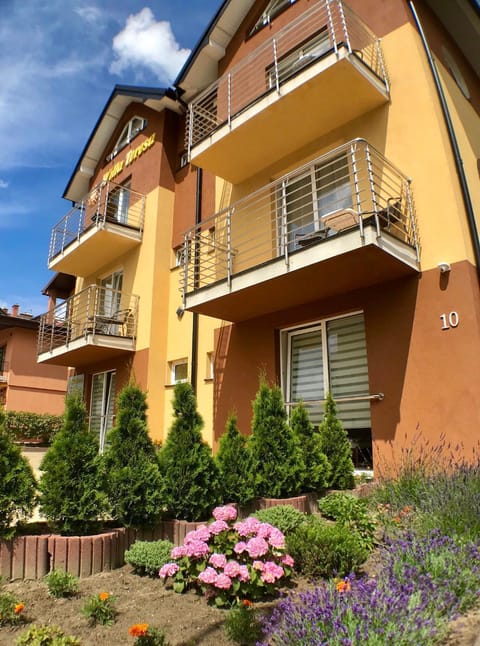 Property building, Facade/entrance, Garden, Garden view