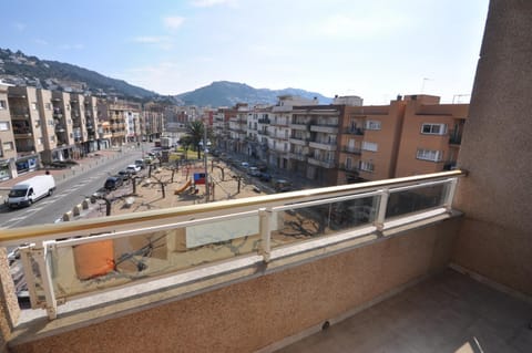 Facade/entrance, View (from property/room), City view
