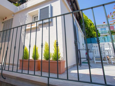 Charmant studio rénové avec terrasse, climatisation et WiFi gratuit - FR-1-196-166 Apartment in Roquebrune-Cap-Martin