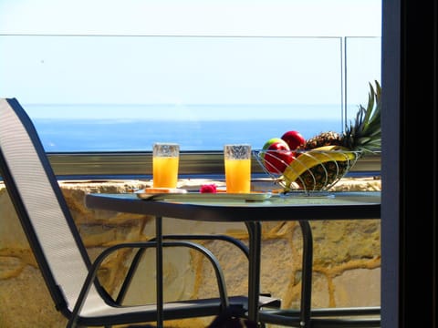 Balcony/Terrace, Food and drinks, Food, Sea view