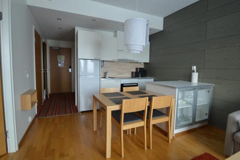 Kitchen or kitchenette, Dining area, minibar, pet friendly