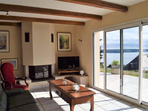 Grande maison à Trébeurden avec WIFI, vue mer, jardin et BBQ, 900m de la plage, 9 pers - FR-1-368-147 House in Brittany