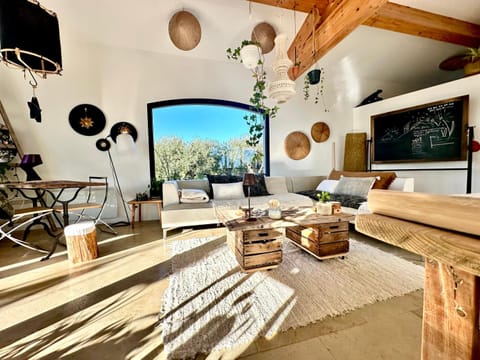 Living room, Seating area
