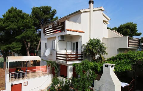 Property building, Patio, Facade/entrance, Balcony/Terrace, Sea view