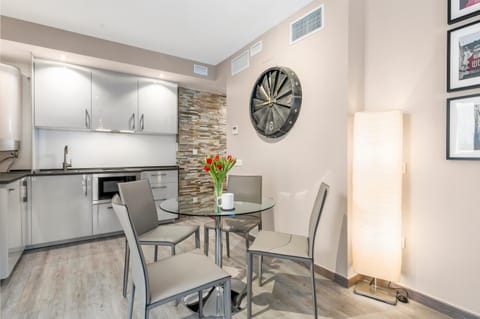 Kitchen or kitchenette, Dining area