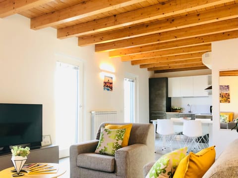 TV and multimedia, Kitchen or kitchenette, Photo of the whole room, Seating area, Dining area