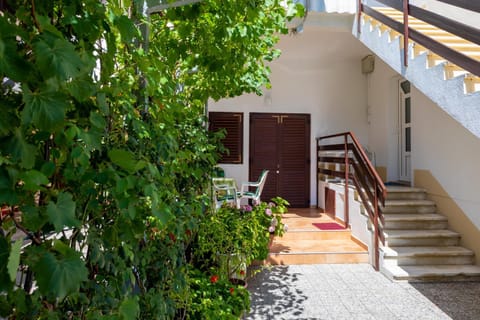 Rooms & Studio Apartment Mira Bed and Breakfast in Lika-Senj County