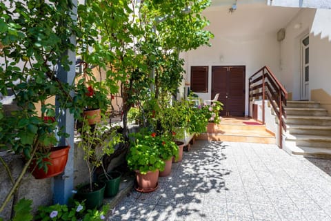 Rooms & Studio Apartment Mira Bed and Breakfast in Lika-Senj County