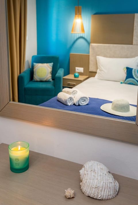 Bed, Photo of the whole room, towels