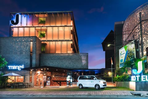 Facade/entrance