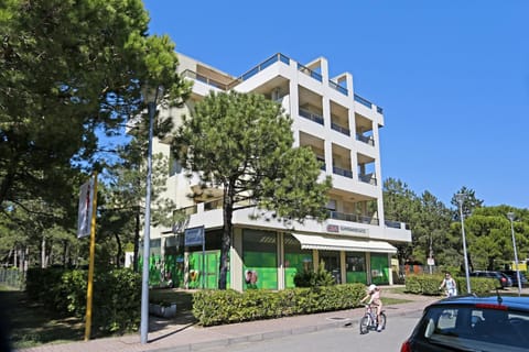 Property building, Facade/entrance, Neighbourhood, On-site shops