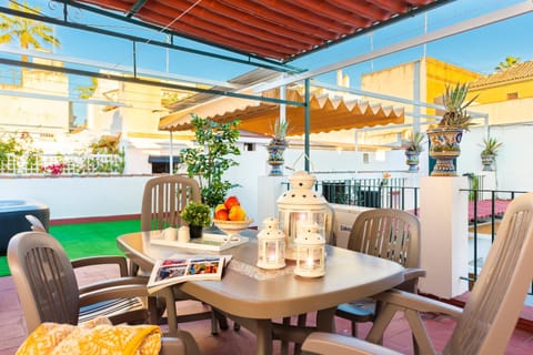 Staff, Balcony/Terrace, Seating area, Area and facilities, Shopping Area, group of guests