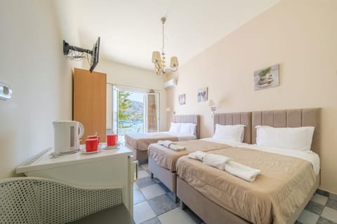 Bed, Coffee/tea facilities, View (from property/room), Photo of the whole room, Bedroom