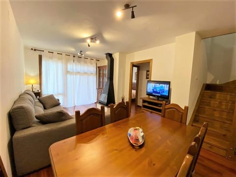 TV and multimedia, Living room, Dining area, fireplace