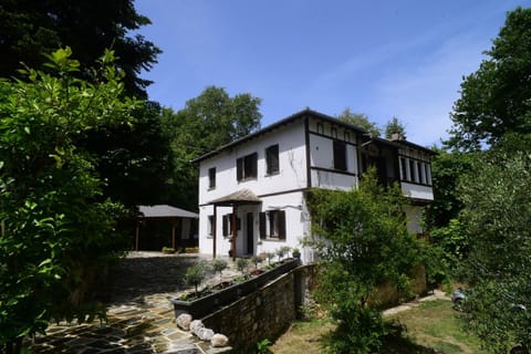 Property building, Spring, Day, Natural landscape, Garden, Garden view