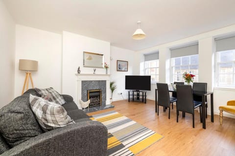 Communal lounge/ TV room, TV and multimedia, Living room, Seating area, Dining area