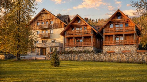 Property building, Spring, Day, Natural landscape, Garden, Garden, Balcony/Terrace, Autumn, Garden view, Garden view, Area and facilities, Area and facilities, Time of day, Sunset