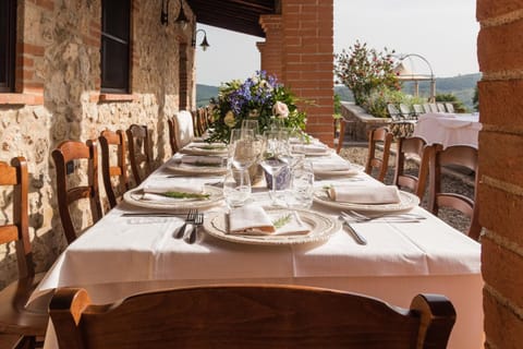 Restaurant/places to eat, Food and drinks, Banquet/Function facilities