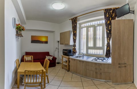 Kitchen or kitchenette, Seating area