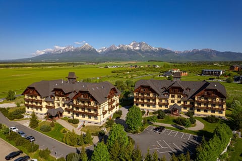 Property building, Spring, Neighbourhood, Natural landscape, Bird's eye view, Garden, Mountain view, Parking