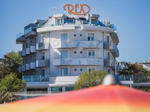 Property building, Balcony/Terrace, Balcony/Terrace, Beach