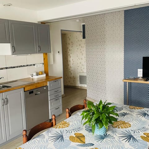 Kitchen or kitchenette, Dining area, minibar, pet friendly, stove