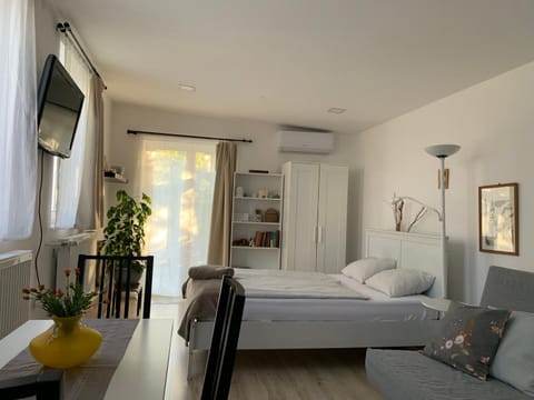 Property building, Spring, Bedroom, Breakfast, minibar