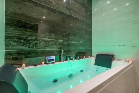 Night, Winter, Hot Tub, Hot Tub, Bathroom, Spa and wellness centre/facilities, Spa and wellness centre/facilities, Bath