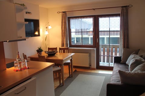 Bed, Day, TV and multimedia, Coffee/tea facilities, Balcony/Terrace, Kitchen or kitchenette, Living room, Photo of the whole room, Decorative detail, Decorative detail, Seating area, Dining area, Mountain view, group of guests, group of guests, Family, Family