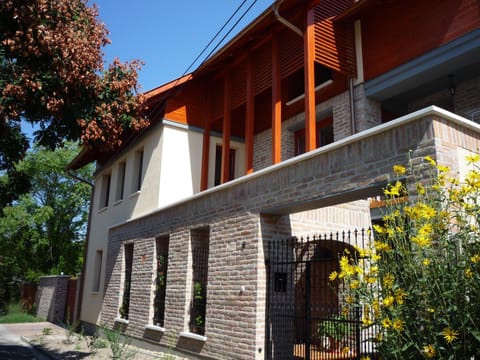 Facade/entrance