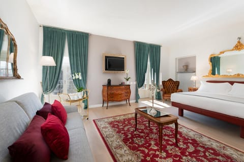 Photo of the whole room, Seating area