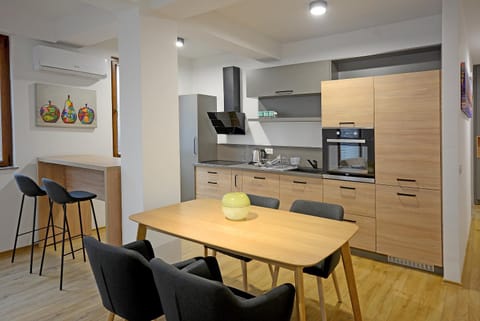 Coffee/tea facilities, Kitchen or kitchenette, Dining area, minibar, pet friendly, stove, toaster