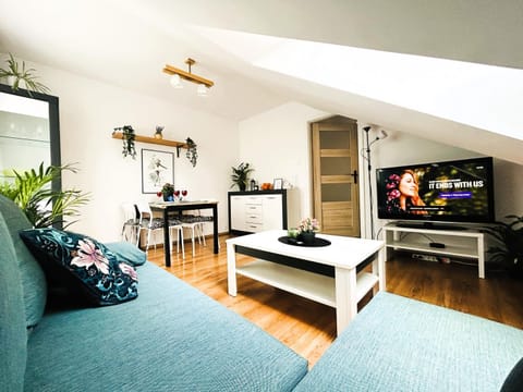 Communal lounge/ TV room, TV and multimedia, Living room, Seating area, Evening entertainment