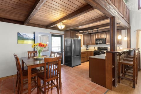 Kitchen or kitchenette, Dining area, oven