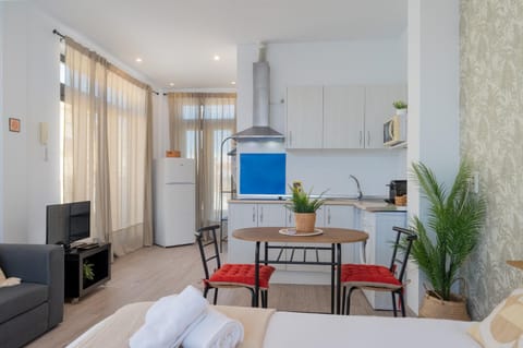Bed, Kitchen or kitchenette, Seating area
