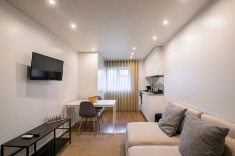 TV and multimedia, Kitchen or kitchenette, Living room, Seating area, Dining area
