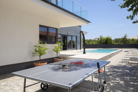 Patio, Day, Swimming pool