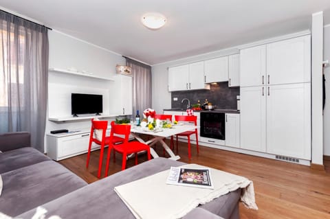 TV and multimedia, Kitchen or kitchenette, Living room, Seating area, Dining area, City view, Street view