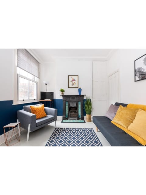 Living room, Photo of the whole room, Seating area, flat iron