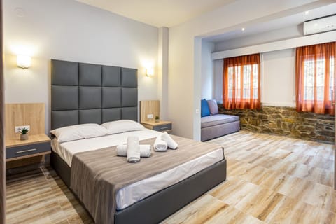 Bed, Photo of the whole room, Seating area, Bedroom, air conditioner