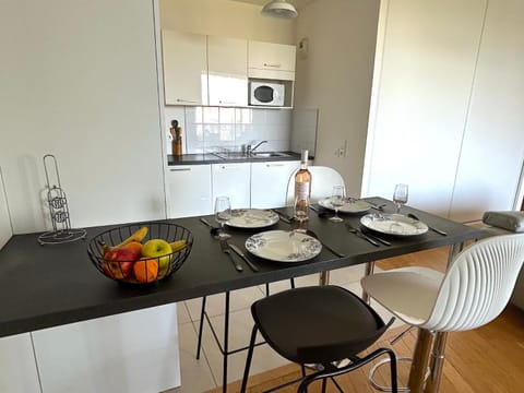 Kitchen or kitchenette, Food and drinks, Food