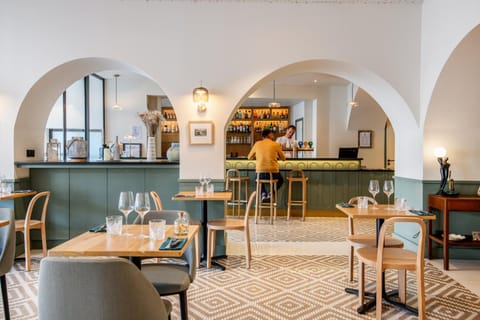 Restaurant/places to eat, Lounge or bar