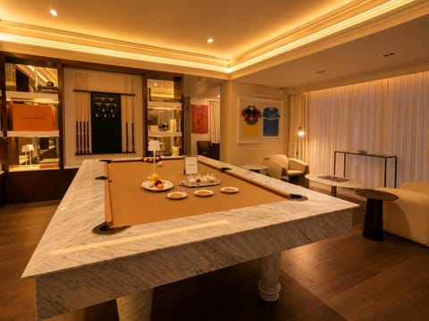 Billiard, Living room, Seating area