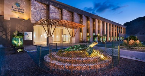 Property building, Patio, Facade/entrance, Garden