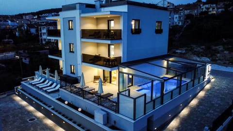 Property building, Night, View (from property/room), Balcony/Terrace, Pool view, Swimming pool, sunbed