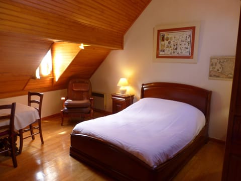 Property building, Spring, Bed, Off site, Day, Night, People, People, People, Natural landscape, Summer, Bedroom, Guests, Guests, Guests