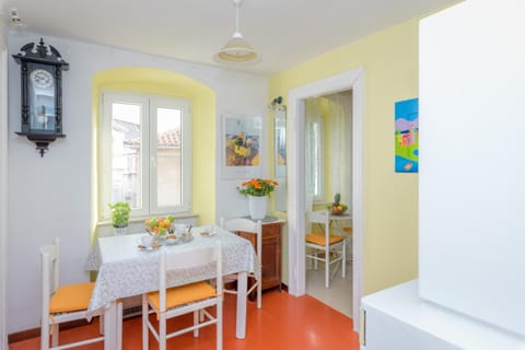 Living room, Dining area, City view, Landmark view