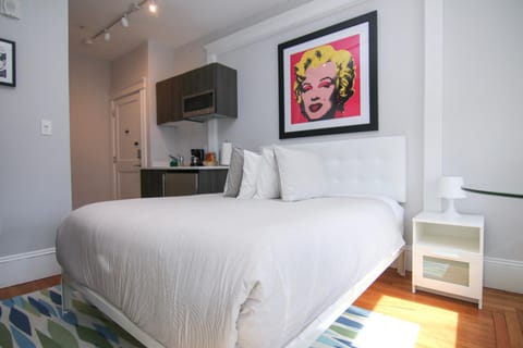 Bed, Kitchen or kitchenette, Bedroom