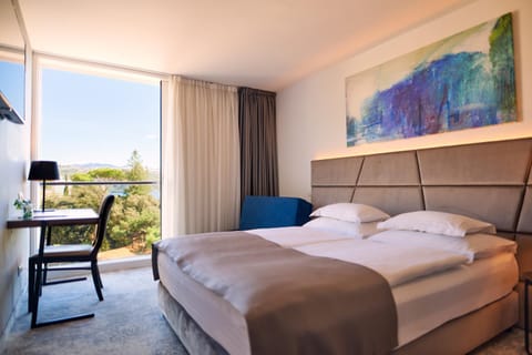 Bed, TV and multimedia, View (from property/room), Photo of the whole room, Bedroom, Sea view