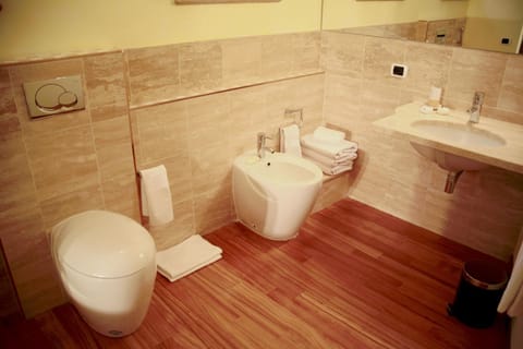 Toilet, Bathroom, bidet, towels